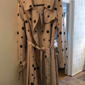  - En jacka är oäkta Marc Jacob. Den passar i storlek 38-M. Mycket fink fick men jag förlorade en sladd på min vänstra arm och man kan ta bort den eftersom det inte viktigt. 