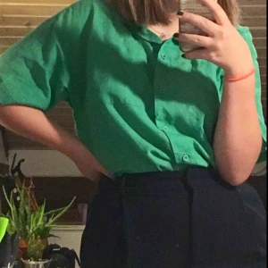  - Mörkblå högmidjade byxor med vida ben från monki. Sparsamt använda. Storlek 40, skulle säga att de passar en medium. Jag tar emot swish och frakt tillkommer:))