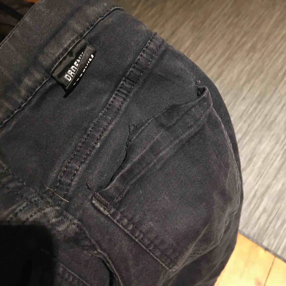 Svarta högmidjade dr. Denim jeans. De är ganska använda så dom har blivit lite urtvättade och en söm på bakfickan har gått sönder (dock enkelt att laga), annars är dom i fint skick. Betalas med swish, 30kr +frakt. Fråga gärna frågor!. Jeans & Byxor.