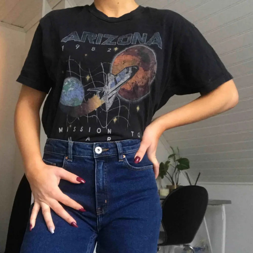 Snygg t-shirt med rymd-print (även på baksidan) i vintage look. Jag har klippt av den nertill, då det var för mycket tyg för att kunna stoppa in i byxorna. Köparen står för frakt! 🚀. T-shirts.