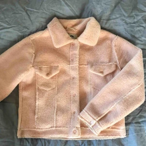  - Nästan oanvänd teddyjacka. Perfekt vårfärg, tyvärr inte min storlek, därför den säljs. Köpt på Cubus