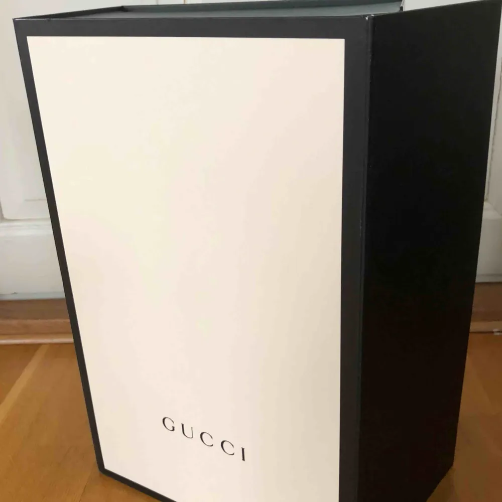 Gucci box 40x26x17 (stor) kan fraktas men du står för kostnaden  eller mötas/hämtas i Stockholm. Övrigt.