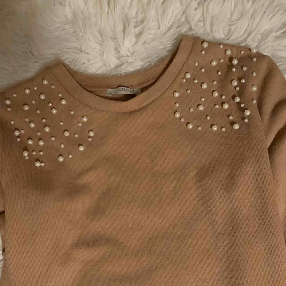 Jättefin beige tröja från Zara med pärlor på axlarna , som ny. . Toppar.