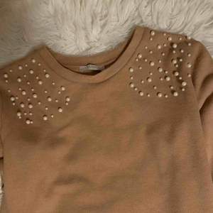 Jättefin beige tröja från Zara med pärlor på axlarna , som ny. 