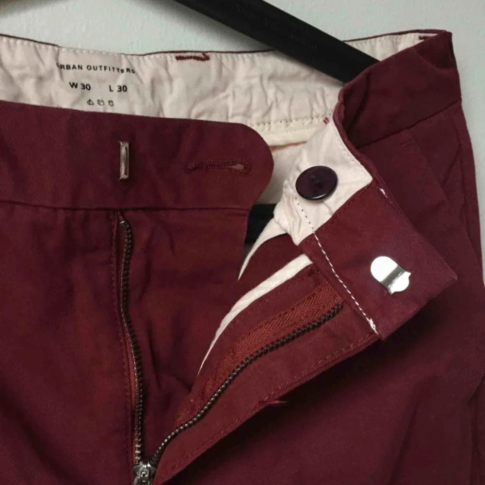 Sköna chinos/skatebyxor från Urban Outfitters. Herrmodel i strl 30 men suttit skönt avslappnat på mig som har 25/26. Lite peachad yta. Ngt skrynklig då dem legat i byrå. . Jeans & Byxor.