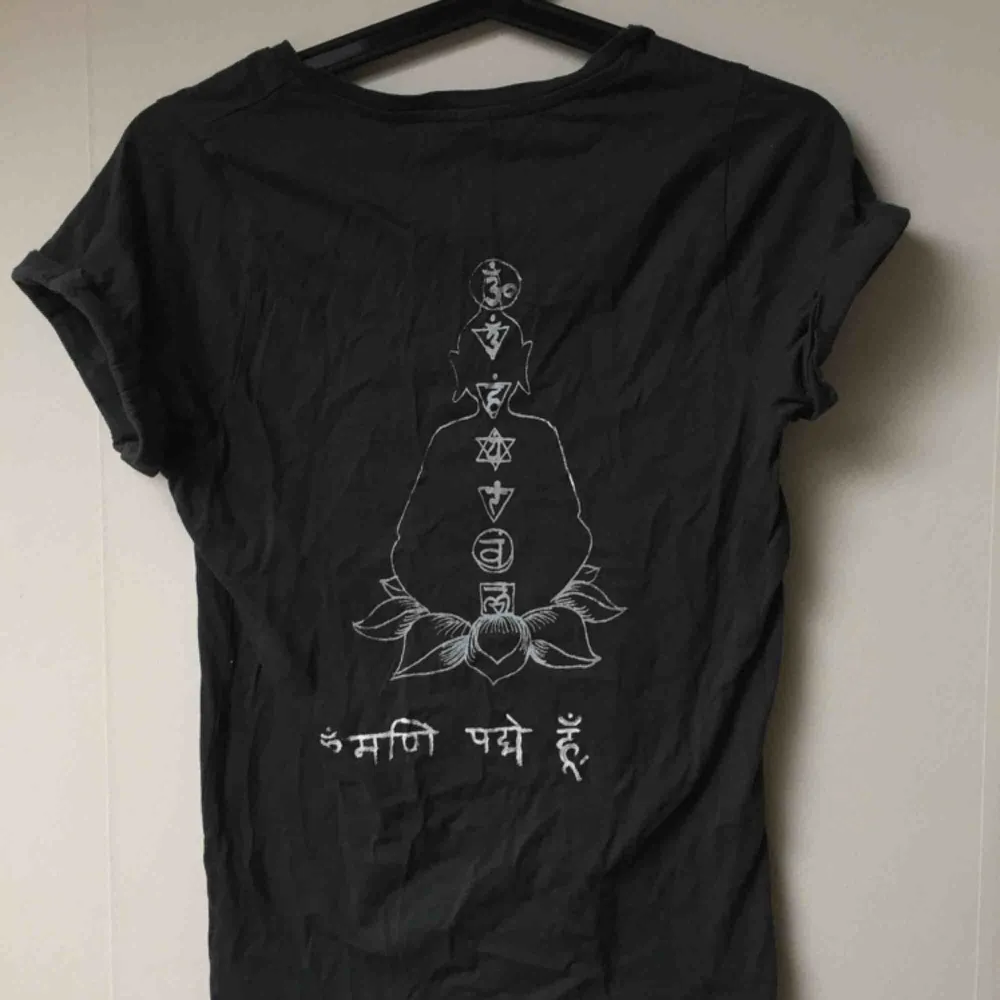 En unik tröja! Egendesignad med buddha-tryck på baksidan. Använd max 2ggr. Finns inte en enda till av denna!. T-shirts.