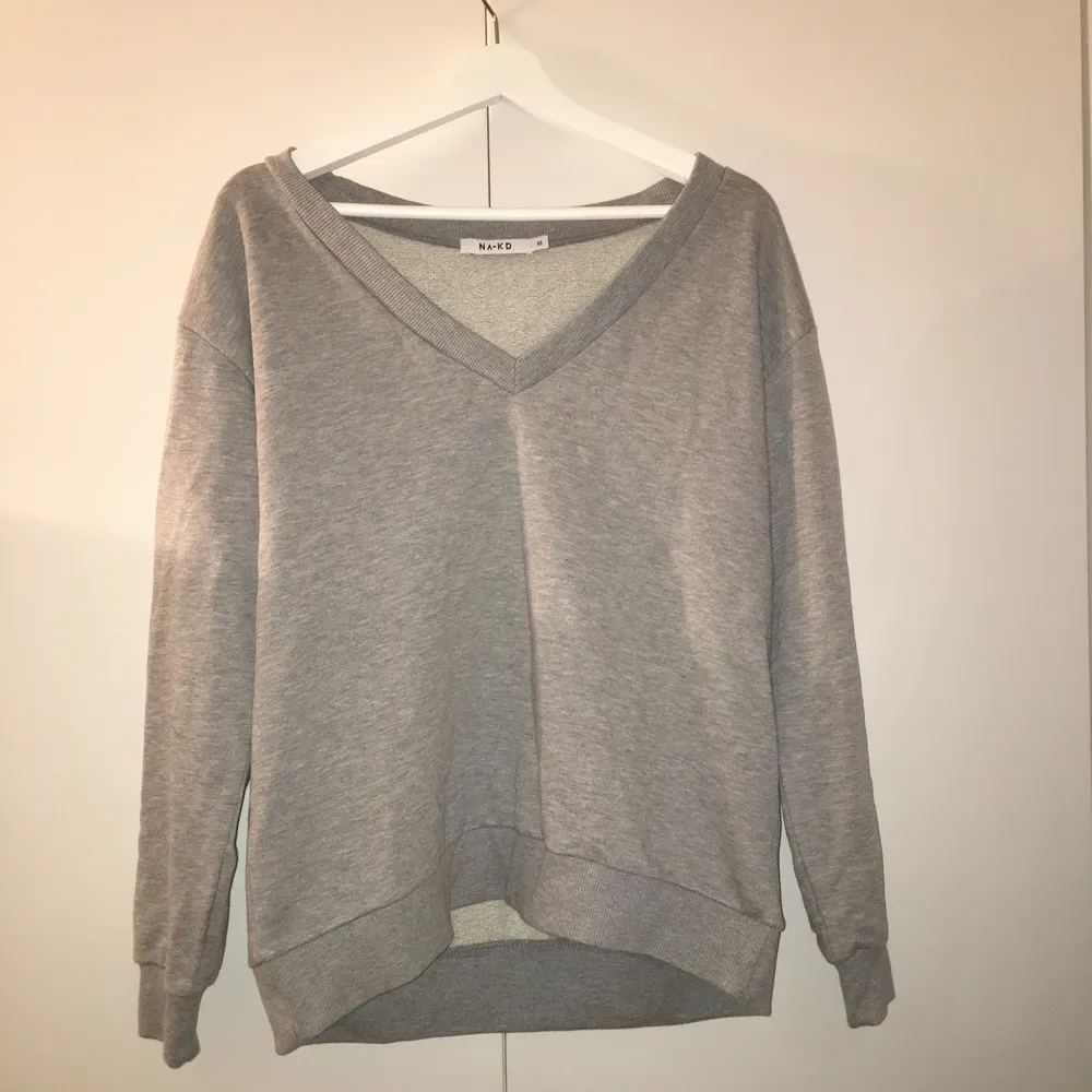Grey Oversized Sweatshirt från NA-KD med v-ringning. Har bara använts en gång och tror sån kostar 349 kr vanligtvis. Köparen står för frakt :)). Hoodies.