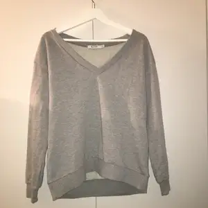 Grey Oversized Sweatshirt från NA-KD med v-ringning. Har bara använts en gång och tror sån kostar 349 kr vanligtvis. Köparen står för frakt :))