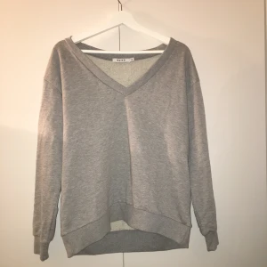  - Grey Oversized Sweatshirt från NA-KD med v-ringning. Har bara använts en gång och tror sån kostar 349 kr vanligtvis. Köparen står för frakt :))