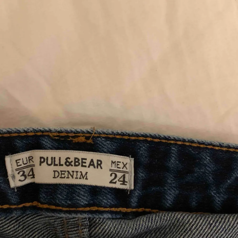 Säljer mina momjeans från Pull & Bear👖De är mörkblåa och kan passa till alla plagg! Kan skicka fler bilder om det behövs. Frakt ingår inte. . Jeans & Byxor.
