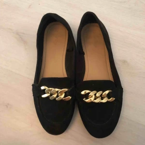  - Super söta ballerina skor med snygg klassisk kedja. Storlek 40.