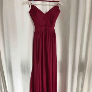  - Fantastisk fin balklänning i röd mjuk färg. Använd en gång men kemtvättad, inte en skråma! Storlek S. Köpt för 2000kr, säljes för 500kr. kan skickas!