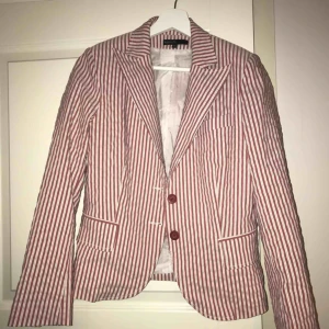  - Snygg randig kavaj!! Köpt second hand för ett år sedan, bra skick. 