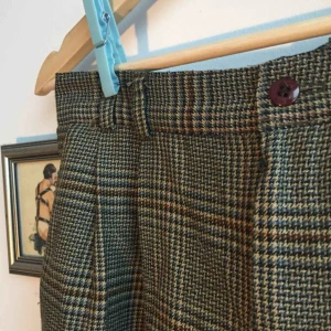  - Snygga farfarsbyxor från Beyond Retro säljes pga tyvärr för små för mig. Småskaligt rutmönster i vacker färgkombination. 