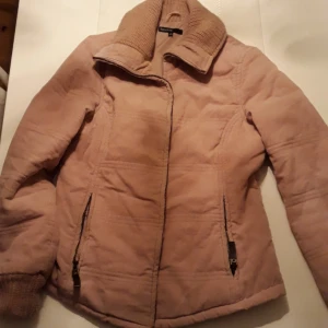  - Rosa jacka, tjock och fodrad