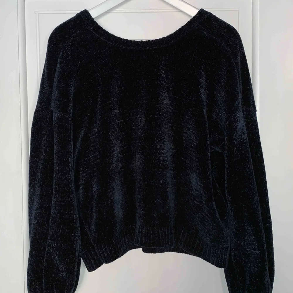  Mörkblå ”stickad” tröja från BikBok. V-ringad i ryggen och i ett jätte mjukt material, kan skicka mer bilder vid efterfrågan!. Tröjor & Koftor.
