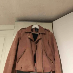  - Fake mockajacka i bikerjacka stil storlek 36, använd ett antal gånger.