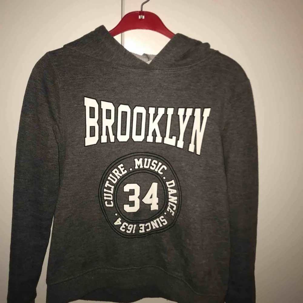 Hoodie i nyskick. Från Gina Tricot. Storlek S. 50 kr. Hoodies.