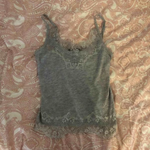  - Grått spets linne, liten storlek 