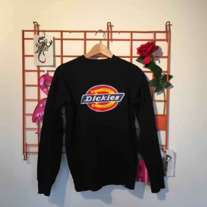  - Svart Dickies sweatshirt, använd en gång. Köpt på Caliroots bara för någon månad sen 🥳 skitsnygg men använder aldrig.