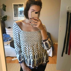  - Sjukt söt sommarblus från Forever 21! Jättefint blommigt mönster 😍😍 eventuell frakt står köpare för. 