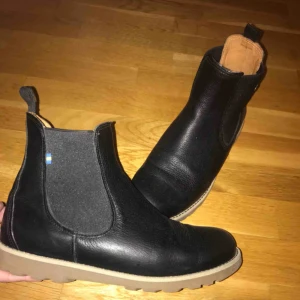  - Herrskor från Kavat, använda 1 gång, säljes pågrund av att de är för små! Kavat är kända för deras extremt bra kvalité på deras skor och läder!