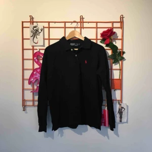  - Svart långärmad piké från Ralph Lauren