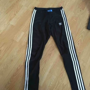  - Adidas tights . Kan mötas upp i Kalmar eller betalar du frakten. Storlek 36/S