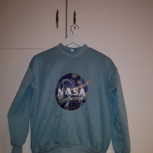  - Blå tjocktröja I bra skick. Storlek M men passar också S. Köparen står för frakt. 