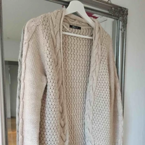  - Varm kofta från Gina Tricot.   Finns en liten ”osynlig” knapp som man kan stänga den med.   Frakt tillkommer. Kan mötas upp i Växjö!