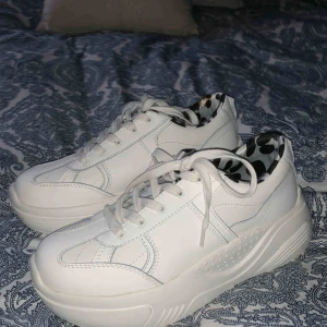  - Super coola ish platå sneakers från Zara! Använda endast en gång och därför i nyskick. Jag har vanligtvis 41 i skor så ganska stora i storleken. Säljer då jag redan är väldigt lång och tycker att jag blir för lång med skorna på! Men extremt snygga!!!