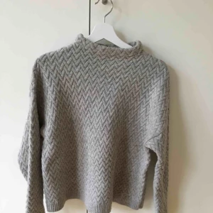  - Grå tjocktröja i Strl S. Varm och skön. Kan mötas upp i Göteborg. Frakt tillkommer om tröjan skickas. 