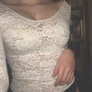  - Vit spets topp, super söt med fint mönster. Storlek xs  Frakt tillkommer