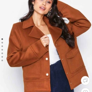  - Säljer denna jackan från Nelly, helt ny & aldrig använd! Skriv i chatten om egna bilder önskas! Nypris 799