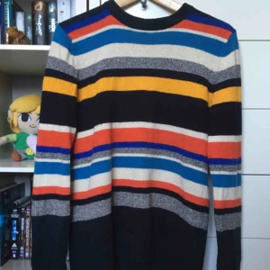  - Kul randig stickad tröja med många olika färger. Från H&M och i herrstorlek så lite oversize. 🖤🐝 Vid frakt betalar köparen frakt (60 kr) 🚨