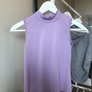  - Halterneck topp från Humana, står ej storlek men den passar iaf mig som är en S🖤 möts upp, om frakt behövs kostar det 80kr sammanlagt!