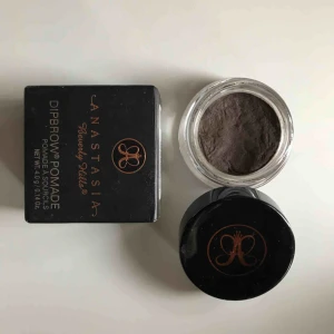  - Säljer denna pomaden från ANASTASIA i färgen CHOCOLATE väl använd men finns massa kvar då det är en riktigt dryg produkt och håller länge 