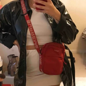  - Äkta supreme väska i jättebra skick! Köpt här på plick och två av bilderna är den förre säljarens. Kan gå ner i pris vid snabb affär. 