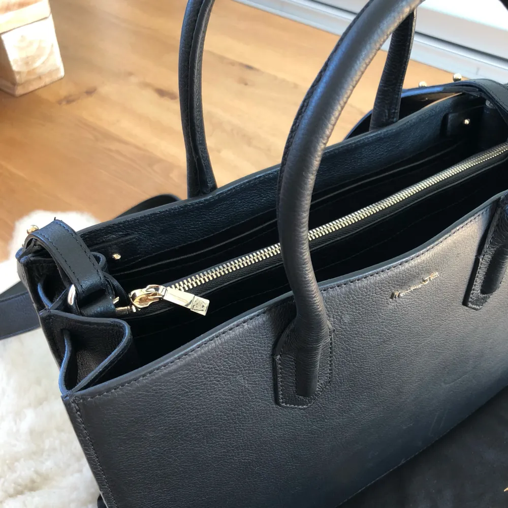 Massimo Dutti bag for sale only used twice. Minimal scratches, tag is still in the bag. Has adjustable crossbody strap.. Väskor.