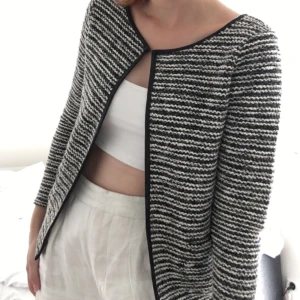  - Stickad ”kofta” från Primark i fint skick, smal i armarna, kan mötas upp i Malmö eller Lund annars tillkommer fraktpris