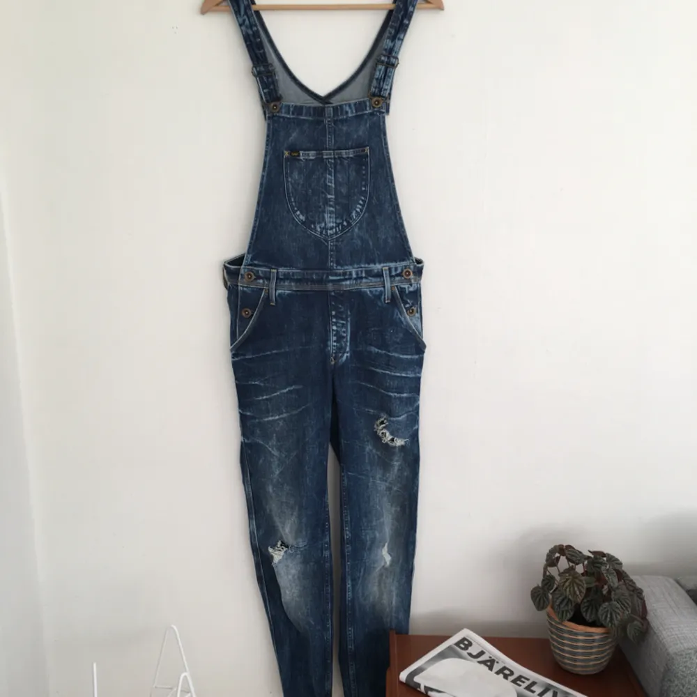 Dungarees / hängselbyxor från Lee i modellen Bib logger. Sparsamt använda och är inte oversize utan sitter ganska nära kroppen. . Jeans & Byxor.