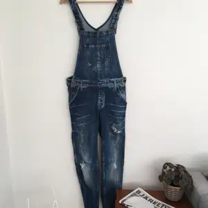 Dungarees / hängselbyxor från Lee i modellen Bib logger. Sparsamt använda och är inte oversize utan sitter ganska nära kroppen. 