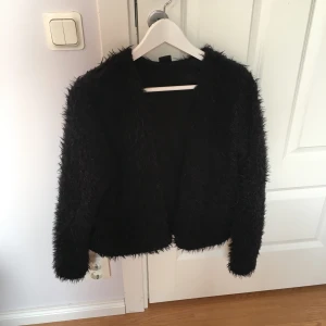  - En super mysig fake fur jacka/kofta ifrån Gina tricot. Använd ett fåtal gånger  (köparen betalar eventuell frakt) 