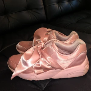  - Sparsamt använda Fenty by Rihanna skor i storlek 38,5 (24,5 cm). Finns i Östersund men kan även fraktas om du står för frakten! Nypris: 1500kr 
