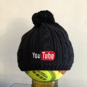  - Stickad mössa med YouTube logo. Officiell promotionprodukt, fick mössan som present vid besök hos Youtube. Kan hämtas i Uppdala eller skickas mot fraktkostnad. 