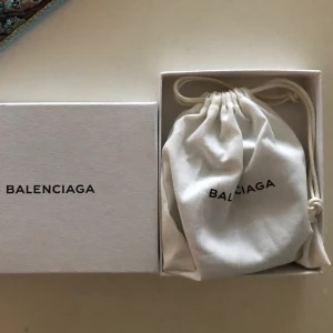  - Balenciaga armband! Denna modell går inte längre att köpa i butik. Använd ett fåtal gånger. Klassisk och tidlös, passar till allt! 