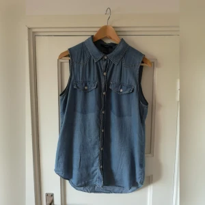  - Ärmlös jeansskjorta