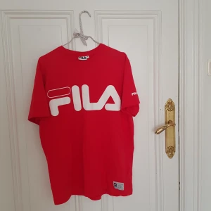  - Röd FILA-Tshirt is storlek M, endast använd en gång! 