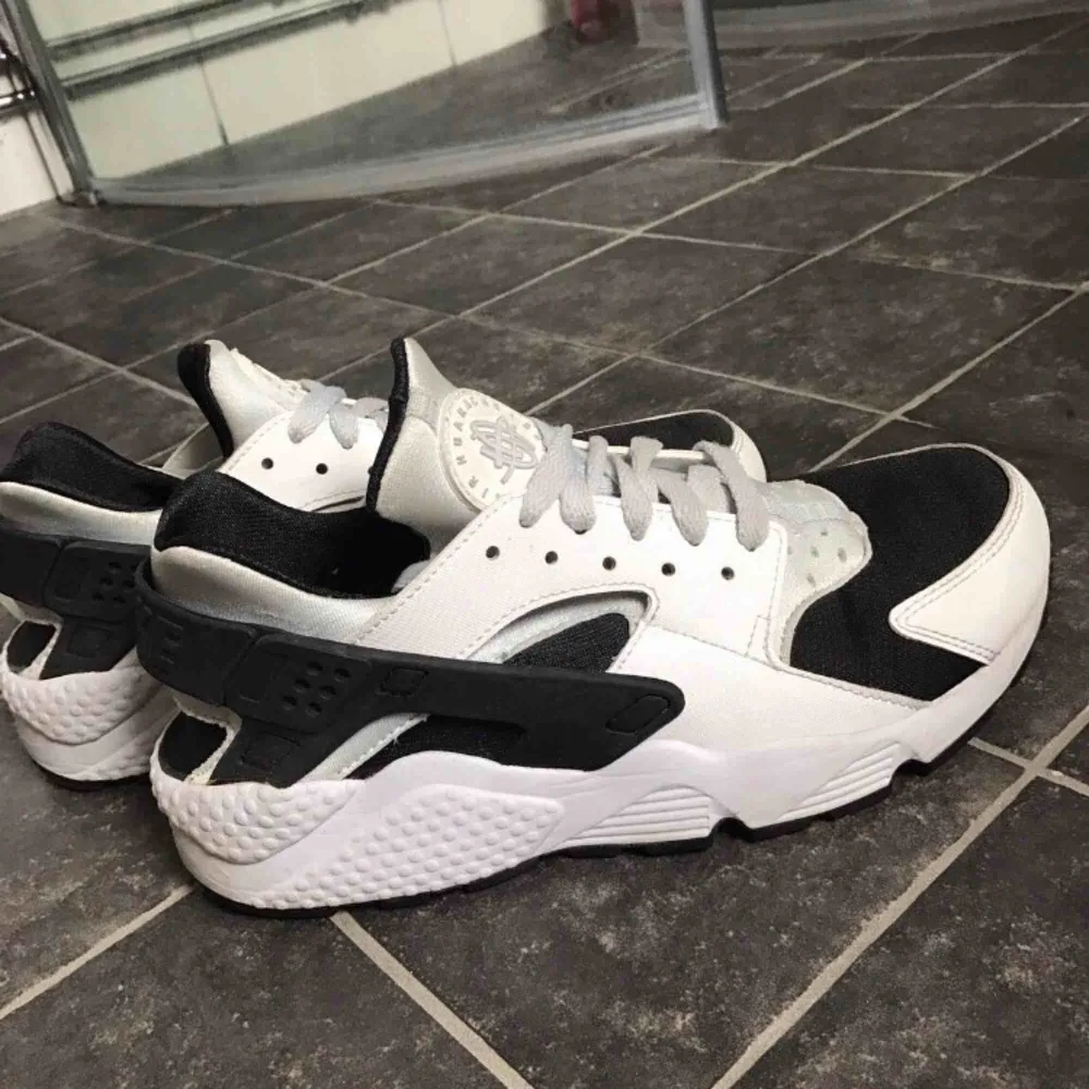 Nike huarache, storlek 40 (men skulle säga att de är 39) nyskick, använd 1-2gånger (se bild på sula) nypris:1000kr. Skor.