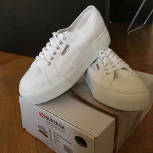  - Helt oanvända Superga! Hög sula! Nypris 799:- Nu 400:- Prutat och klart, hämtas i Malmö  